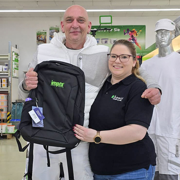 Rucksackgewinner Thomas Radtke mit unserer Kollegin Melina Wittke in Heidelberg