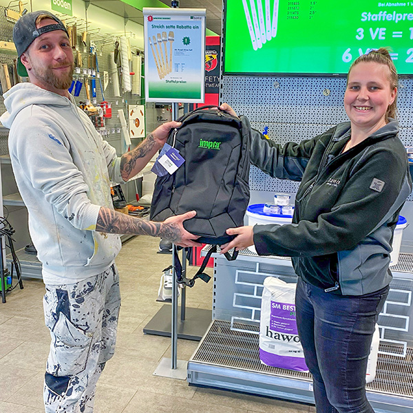Rucksackgewinner Oliver Thomas mit unserer Kollegin Lisa Baumann in Heppenheim.