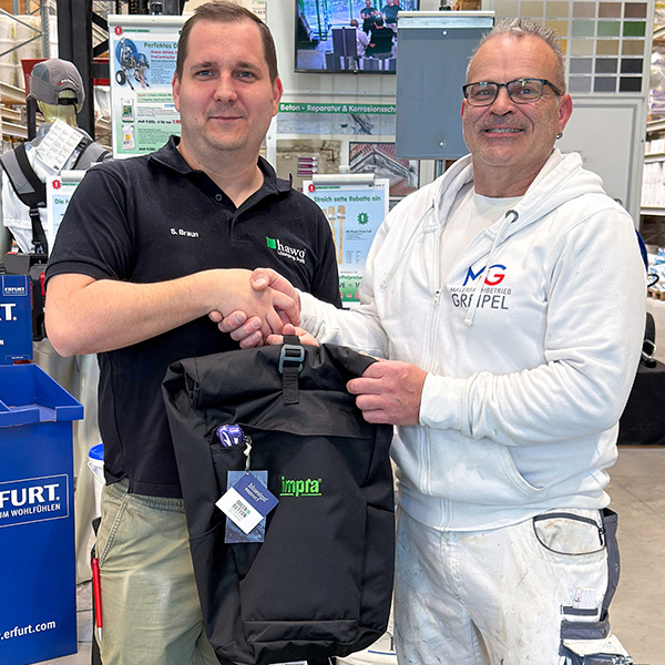Rucksackgewinner Markus Greipel mit Filialleiter Sascha Braun in Karlsruhe