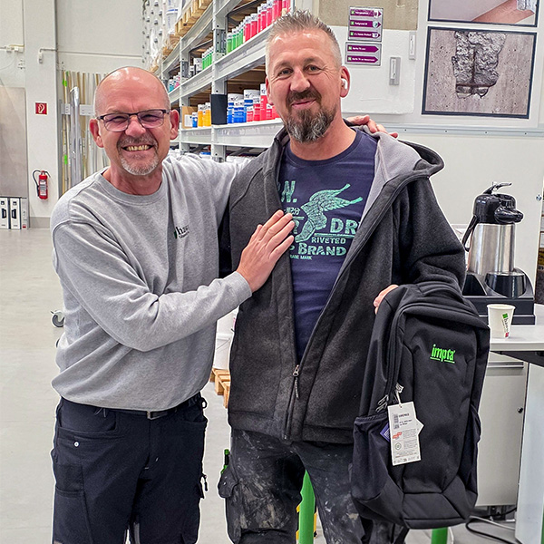 Rucksackgewinner Michael Jacobaufderstroth mit Filialleiter Uwe Klingkowski in Kaiserslautern