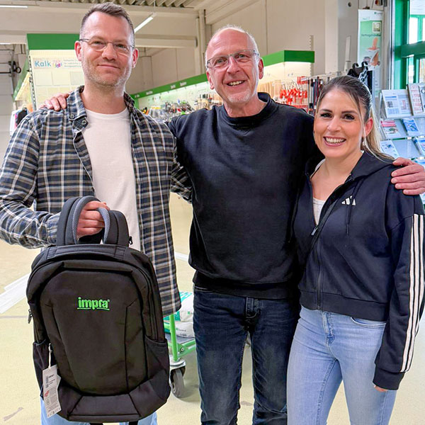 Rucksackgewinner Matthias Weischner mit seiner Frau und hawo Filialleiter Hartmut Koback in Ludwigshafen.