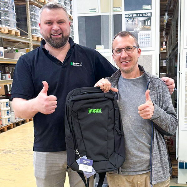 Rucksackgewinner Alexej Lehmann mit unserem Kollegen Konstantin Birkle in Mannheim