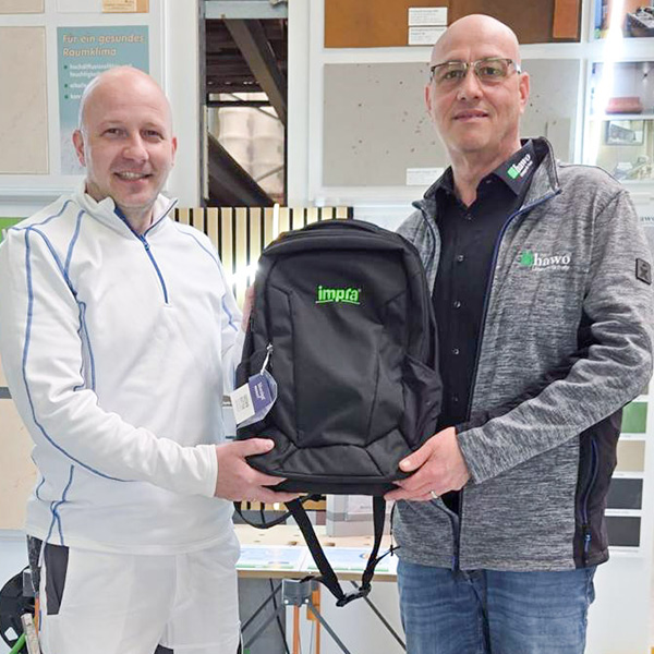 Rucksackgewinner Hrvoje Siljeg mit Filialleiter Michael Kunz in Mainz