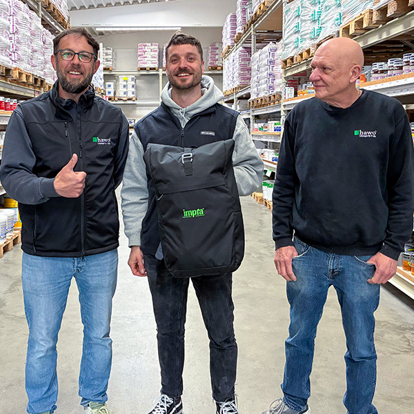 Rucksackgewinner Raphael Rommel mit Außendienst André Pohl und Osterhase Michael Morlock in Pforzheim