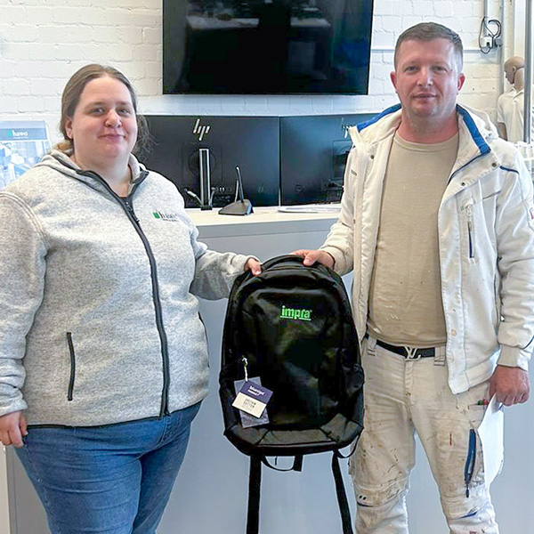 Rucksackgewinner Muhamer Musliu mit Sabine Freimark in Rodgau