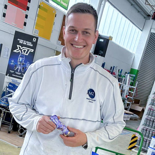 gl&uuml;cklicher Kunde mit seinem Milka Schmunzelhasen in Darmstadt