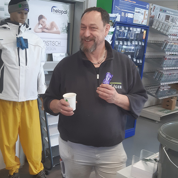 gl&uuml;cklicher Kunde mit seinem Milka Schmunzelhasen in Heilbronn