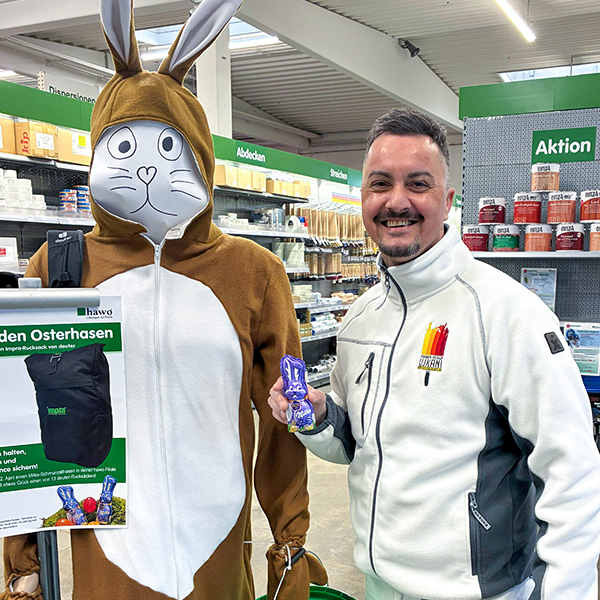 gl&uuml;cklicher Kunde mit seinem Milka Schmunzelhasen in Pforzheim