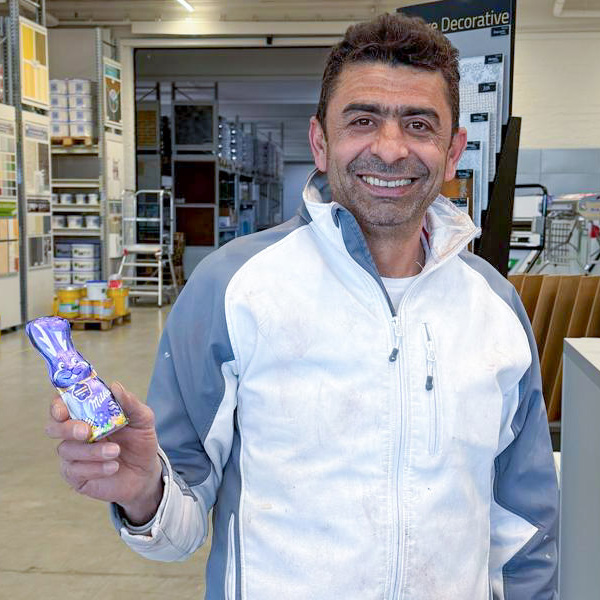 gl&uuml;cklicher Kunde mit seinem Milka Schmunzelhasen in Rodgau