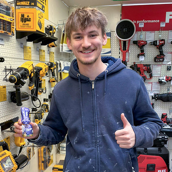 gl&uuml;cklicher Kunde mit seinem Milka Schmunzelhasen in Worms