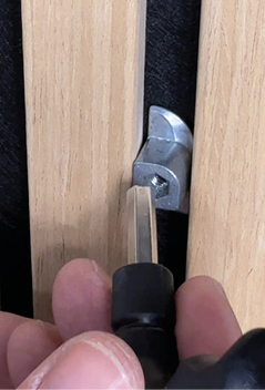 Einsetzen des Innensechskant in die Fluegelbefestigung