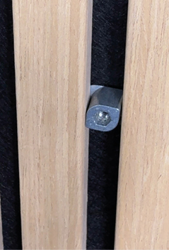 Fest sitzende Fluegelbefestigung zwischen den Latten der Akustikpaneele