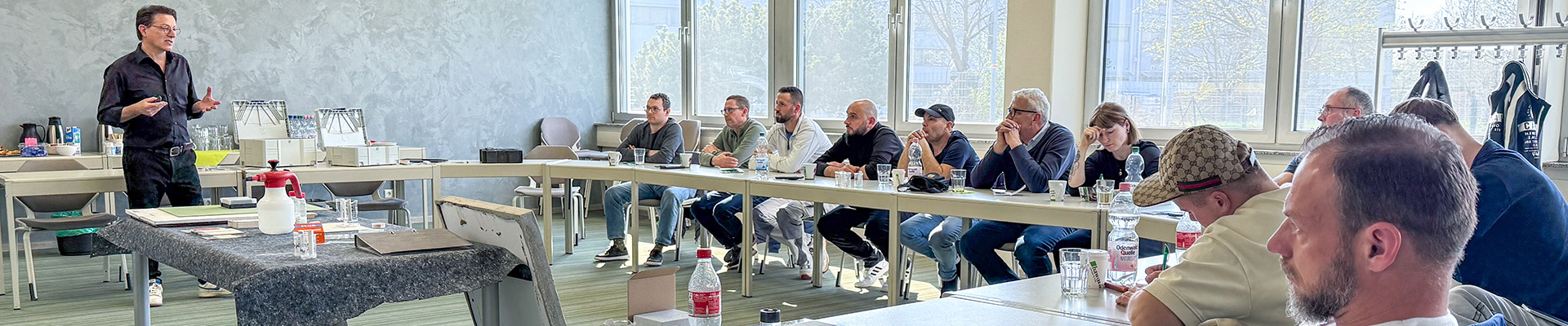 Michael Knapheide bei seinem Vortrag mit den Mitarbeitern der Helmut Pirron GmbH