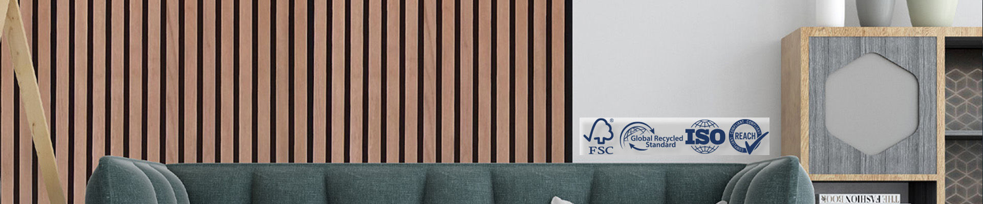 blaue, gemütliche Couch, dahinter eine Wand mit heller Akustikpaneele