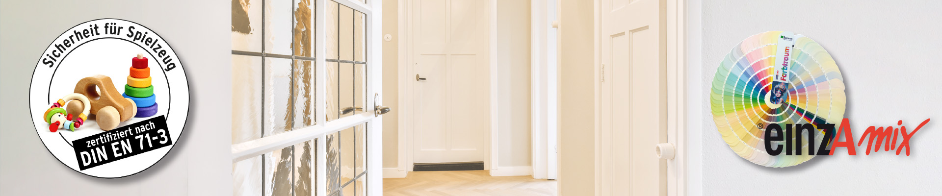 Großes, modernes Wohnzimmer weiß gestrichen