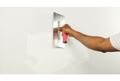 Creativ Modellierputz vollflächig ca. 2 mm stark überziehen mit Glättekelle