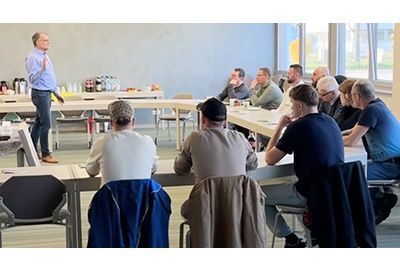 Stefan Winkler mit den Mitarbeitern von der Helmut Pirron GmbH im Tagungsraum in Heppenheim