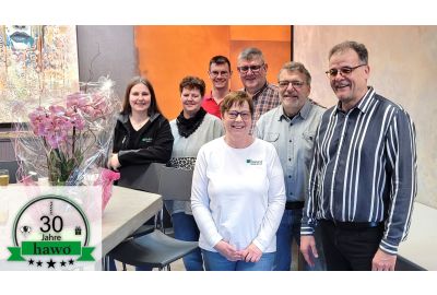 Martina Hofmann mit Kollegen lachend