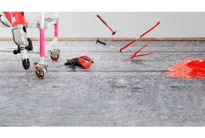 Bohrschlaghammer, Zange, Meisel, Hammer, Stemmeisen, Farbe fallen auf AbdeckVlies Hammerfest 850g/m² - Fahrgerüst steht auf AbdeckVlies Hammerfest