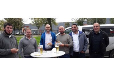 Marco Ginex mit Kunden aus Karlsruhe im Gespräch