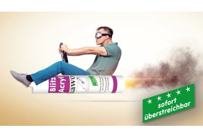 Mann mit Lenkrad und Rennfahrerbrille auf einer fliegenden Kartuschen BlitzAcryl. Aus der Kartusche kommt Feuerschein und Rauch.
