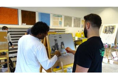 Dilip Silva bei Schulung mit hawo-Kunde an Mustertafel