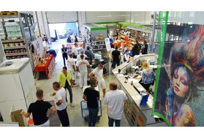 Zahlreiche Besucher beim Einkauf und an den Vorführständen