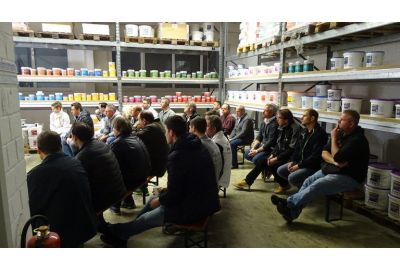 Seminarteilnehmer sitzend auf Festbänke in Filiale Heilbronn