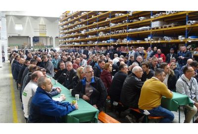 Teilnehmer sitzend auf Festbänken