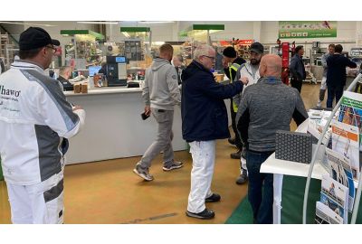 Handwerker und Fachberater im Verkaufsraum bei hawo in Mannheim