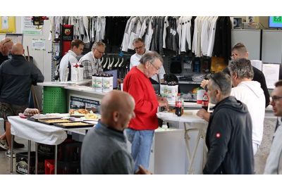 Verkausraum in Eschborn voller Besucher