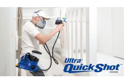 Mann mit Atemschutzmaske lackiert ein Holzgeländer mit der Graco Ultra-QuickShot