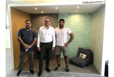 hawo Geschäftsführer Stefan Winkler mit Sadan und Serhat Deveci von der Firma Deveci vor der fertigen Prüfungsbox