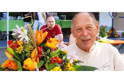 Günter Kanzler mit einem schönen großen und sommerlichen Blumenstrauß