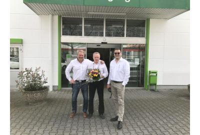 Stefan Winkler und Rolf Kaiser gratulieren Rüdiger Leist