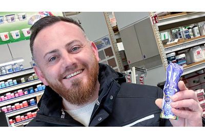 gl&uuml;cklicher Kunde aus Pforzheim mit seinem Milka Schmunzelhasen