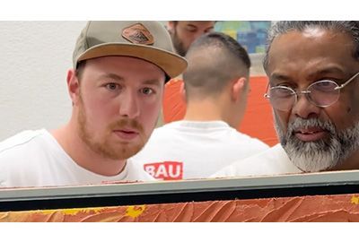 Dilip und ein Meisterschuler beim erstellen einer Musterplatte