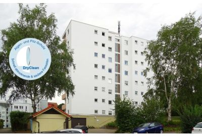 weißes, älteres, achtstöckiges Hochhaus - Button DryClean: Algen- und Pilz-Schutz, Schnell abtrocknende & saubere Fassaden