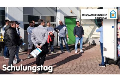 Teilnehmer der Schulung vor dem hawo Haupteingang in Heppenheim bei der Vorführung des hawo CleanMobils