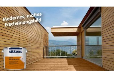 Holzterrasse zwischen Holzfassaden. Abbildung von Sikkens Cetol BL Hydratol. Schriftzug "Modernes, mattes Erscheinungsbild"