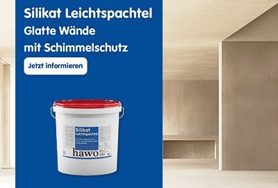 Gro&szlig;es, modernes Wohnzimmer wei&szlig; gestrichen mit hawo Superdecker Ultramatt Gebinde im Vordergrund