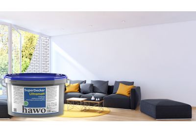 Großes, modernes Wohnzimmer weiß gestrichen mit hawo Superdecker Ultramatt Gebinde im Vordergrund