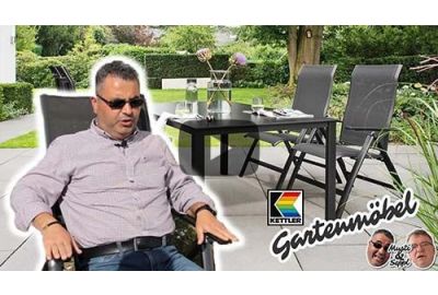 Titelbild Musti uns Seppl - Folge 2 - Energie sparen - Musti sitzt im Gartenstuhl, dahinter eine Kettler Gartensitzgruppe