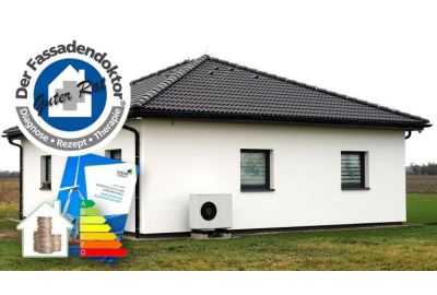Freistehendes Haus mit Wärmepumpe - Logo Der Fassadendoktor Guter Rat und diverse Piktogramme