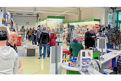 Verkausraum in Ludwighafen voller Besucher der Adventsfeier