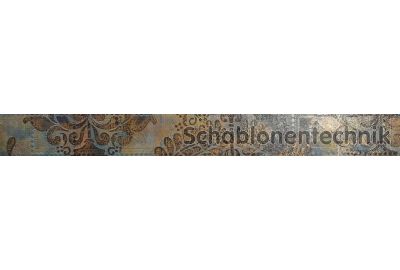 mit Schablonentechnik gestaltete Wand mit Text: Schablonentechnik