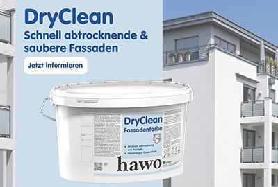 ein wei&szlig;er Wohnblock im Hintergrund, davor ein eimer DryClean - Text: DryClean, schnell abtrocknende und saubere Fassaden, jetzt informieren.