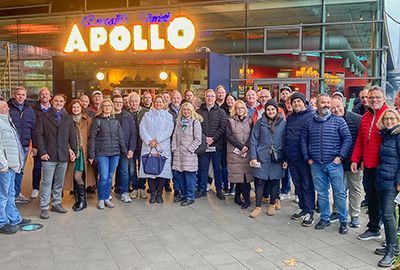 Die ganze Reisegruppe vor dem Apollo Variete in Düsseldorf