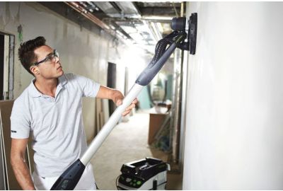 Mann beim Wandschleifen mit hawo Langhalsschleifer