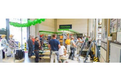 Zahlreiche Besucher schauen bei Vorführung von Dilip Silva zu